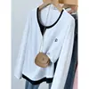 Primavera 2025 Nova Camiseta de Manga Longa com Design Contrastante Bordado Falsa Duas Peças para Mulheres Plus Size Menina Cheinha Top Simples