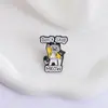 Broche Creativo con Patrón de Gato Sosteniendo Micrófono Insignia Metálica con Frases Inspiradoras de Animales Texto en Inglés Adorno de Dibujos Animados