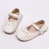 Sapatilhas femininas de bico fino, nova coleção primavera/outono 2026, sapatos de couro com laço para meninas, sapatos de princesa, sola macia, antiderrapante, sapatos de vovó