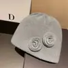 Al por mayor 25 Años Principios de Otoño Nuevo Estilo Coreano Hecho a Mano Sombrero de Punto Tejido con Flor Estéreo para Mujer para Mantener el Calor y Mostrar Cara Suéter Pequeño de Lana