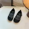 Sapatos femininos com buracos vazados, boca rasa, sapatos de princesa, sapatos de couro, primavera e verão, sapatos Mary Jane, estilo coreano para crianças, personalidade, sandálias de pérola