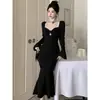 Vestido Novo Preto Sexy Decotado de Manga Longa para Primavera e Outono de 2026, Cintura Marcada, Caimento Justo Estilo Sereia, Vestido Base Bodycon
