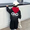 Conjunto de Três Peças de Uniforme de Beisebol para Meninos Primavera e Outono 2026 Novo Estilo de Primavera Jaqueta para Bebê Conjunto de Moletom Moderno e Estiloso para Crianças