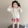 Jaqueta de Primavera e Outono para Meninas 2026 Nova Roupa Infantil Estilosa Cardigã para Bebês com Capuz em Formato de Coração