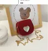 Bolsa infantil PU mini com estampa de lichia e decoração de coração fofo, bolsa transversal de corrente para meninas, porta-moedas com aba