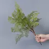 Plantas verdes artificiales en stock, manojos de helecho, hojas de helecho, hierba de helecho para decoración de paredes interiores y diseño de paisajes, césped artificial al por mayor