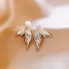 Brincos Pequenos de Flor Chanel com Pérolas Agulha de Prata Luxo Leve Elegantes para Socialites Brincos Elegantes Retrô Moda Elegante Brincos de Alta Qualidade
