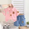 Nuevo Conjunto de Dos Piezas de Pantalón Vaquero Casual de Manga Corta con Cuello de Solapa y Estampado de Letras para Niños Verano Fabricante Venta al por Mayor