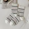 Calcetines a rayas versátiles de bloques de color para otoño e invierno para mujer, calcetines de media pantorrilla, calcetines holgados sin costuras estilo ins, anti-pilling, calcetines de algodón estilo universitario