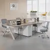 Mesa de escritório para funcionários, simples e moderna, com quatro a seis posições para pessoas, com painéis perfurados, quadros para pendurar, telas de armazenamento e combinação de mesa e cadeira