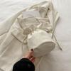 Bolsos para mujer, color puro, estilo extranjero, nuevo estilo coreano, bolso tipo cubo 2024, bolso bandolera de un solo hombro con cordón, pequeño, azul y blanco