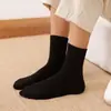Meias de Venda Quente Transfronteiriça Atacado, Meias Descartáveis Cor Sólida Preto e Branco, Meias de Algodão Unissex, Meias Descartáveis Diárias Anti-Odor Média