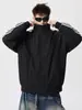 Jaqueta bomber desconstruída estilo americano com gola alta, projetada para o início do outono, apresentando um visual estiloso de jaqueta de beisebol, adequada para casais e um corte oversized moderno.