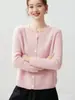 Nova coleção outono e inverno: cardigã de cashmere espesso para mulheres, com gola redonda, fecho de botões e um design versátil e que afina a silhueta. Este suéter de lã pode ser usado como uma camada externa.