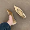 Sapatos de salto baixo rasos estilo francês de veludo com bico fino e corte em V emagrecedores, nova coleção de outono, scarpins elegantes e versáteis de salto gatinho