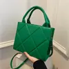 2025 Nova Bolsa Feminina de Verão Acolchoada Cor de Doce Estilosa Cor Sólida Moda Bolsa de Mão Ombro Transversal Simples Pequena Quadrada