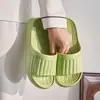 Novas pantufas casuais de verão com sola macia para mulheres, pantufas para casa, banheiro e banho para homens