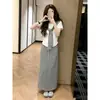 Un Hermoso Atuendo de Verano para Mujeres Petites: Conjunto de Dos Piezas con Top Blanco con Cintas y Falda a Rayas