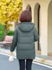 Chaqueta de alta gama de plumón de ganso para mujer fuera de temporada, nuevo estilo 2025, 90% plumón de ganso blanco, diseñada para madres, prenda exterior gruesa y moderna para mujeres de mediana edad y mayores