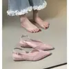 Sandálias fechadas estilo coreano para mulheres, para uso externo no verão, design simples de bico fino, confortáveis para os pés, novos sapatos versáteis da moda 2026 para combinar com saias