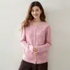 Nueva colección de otoño e invierno: Cárdigan de cachemir en un estilo clásico y discreto, con cuello redondo, detalles de botones y un diseño de punto suelto y versátil