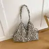 Bolso estampado de leopardo para mujer, nuevo modelo de verano 2026, bolso tote de nicho y súper popular para el día a día, gran capacidad, ligero, adecuado para la escuela, bolso de hombro