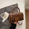 Bolso de Mano Cuadrado Pequeño Retro de Alta Gama de Moda Transfronterizo para Mujer Modelo Nuevo 2026 Bolso de Hombro Cruzado de Gran Capacidad Versátil