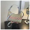 Bolsa Pequena de Palha Tecida de Designer para Mulheres 2025 Novo Estilo Bolsa Transversal Tecida de Férias Moda Versátil Balde de Praia Bolsa de Ombro