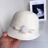 Sombrero de pescador corto simple y versátil de invierno para mujer con decoración de pompón de moda, sombrero cloché de lana australiana, sombrero pequeño de regalo moderno