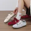Modelo Año Nuevo del Caballo Zapatos Deportivos Casuales Retro de Primavera Suela Blanda Estilo Lu Si para Mujer Zapatos de Entrenamiento Rojos Alemanes