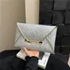 Bolsa Pequeña Cuadrada de Mano Estilo Coreano al por Mayor para Mujer 2025 Otoño Nuevo Patrón de Serpiente Bolsos tipo Sobre de Lujo Ligero Bolsa para Viajes y Eventos