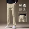 Pantalones casuales blancos de alta gama para hombre, nueva colección de otoño 2026, estilo de negocios, corte recto ajustado, pantalones holgados para hombre