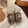 Sapatos de lã de cordeiro estilo francês para mulheres, novo modelo de inverno 2026, salto baixo, mocassins slip-on versáteis, sapatos de algodão felpudo