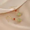 Brincos de pérola natural, um design de nicho e moderno estilo chinês, apresentando brincos longos de ágata vermelha com um toque de luxo e sofisticação, brincos de tarraxa vermelhos