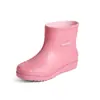 Botas de chuva curtas multicoloridas estilo japonês e coreano para mulheres, adequadas para uso externo durante a estação chuvosa, antiderrapantes, impermeáveis e resistentes a manchas, ideais para limpeza de cozinha