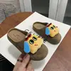 Outono de 2026 Birkenstock Infantil Solado Macio Desenho Animado Fofo Primavera/Outono Meninas Bico Fechado Novas Chinelos Chinelos Preguiçosos Antiderrapantes