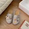 Zapatos de Exterior Estilo Birkenstock con Suela Blanda para Mujer, Nuevo Modelo 2026, Primavera y Otoño, Versátiles Casuales Lindos Dibujos Animados Chanclas de Suela Gruesa que Aumentan la Altura