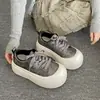 Zapatillas cómodas de plataforma gruesa para aumentar la altura, para mujeres bajitas, nuevo estilo de otoño 2026, zapatos casuales versátiles para combinar con faldas
