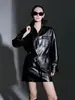 Jaqueta de Couro Curta Estilosa Nova Outono/Inverno Estilo Biker com Decote V para Mulheres, Cintura Marcada com Cinto, Fashion, Versátil, Jaqueta de Couro Genuíno de Alta Qualidade