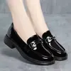 Mocassins de couro envernizado para mulheres, coleção de primavera, salto médio, novo estilo 2026, salto grosso, sapatos femininos, sapatos para mulheres de meia-idade, scarpins de bico fechado