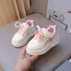 Zapatillas blancas para niños, nuevo modelo otoño 2026, zapatillas de entrenamiento casuales con bloques de color, estilo coreano, zapatillas deportivas con velcro para niños y niñas