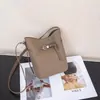 Bolsa feminina genuína de couro transfronteiriça, couro bovino de camada superior TOGO, bolsa tipo balde versátil para o dia a dia, bolsa transversal de ombro grande e moderna para mulheres
