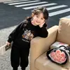 Conjunto de dos piezas de gato de dibujos animados estilo coreano para niños pequeños, con sudadera con forro polar y pantalones de cintura elástica hasta el tobillo, disponible en varios colores, proporcionando calidez para otoño e invierno