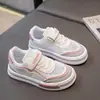 Sapatos Infantis Tênis de Skate Infantil Verão 2025 Malha Única Respirável Novo Estilo Sapatos Infantis Tênis para Meninos e Meninas Malha Branca