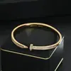 Pulsera de Mano Personalizada de Zirconia Micro-Pavé con Electrochapado de Oro Real para Mujer, Pulsera de Uñas de Mariposa con Letra H de Alta Gama, Pulsera de Lujo Accesible
