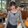 Camisa de Capa Interior Gris con Cuello Redondo Contrastante, Lazo y Pliegues, Manga Larga, Otoño 2025, Nuevo Top Corto Ajustado para Mujer
