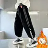 Calça de Moletom Forrada com Fleece Outono/Inverno para Meninos 2025 Nova Malha Grossa Calças Venda por Atacado Tendência