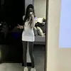 Traje Estilo Coreano Camiseta Branca Gola Redonda Manga Curta Ombro Direito para Mulheres Verão 2026 Novo Top Curto Slim Fit Cintura Marcada