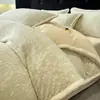Conjunto de Quatro Peças de Leite Fleece Espesso Esculpido de Luxo Leve para Carro 2026 Novo Inverno Lençol de Flanela Coral Capa de Edredom Roupa de Cama