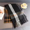 Bufanda Chal Versátil de Alto Gama Retro Británico de Cachemira Sintética para Otoño/Invierno, Protección contra el Frío, Cálida para Viajes, Bufanda de Cuadros con Borlas